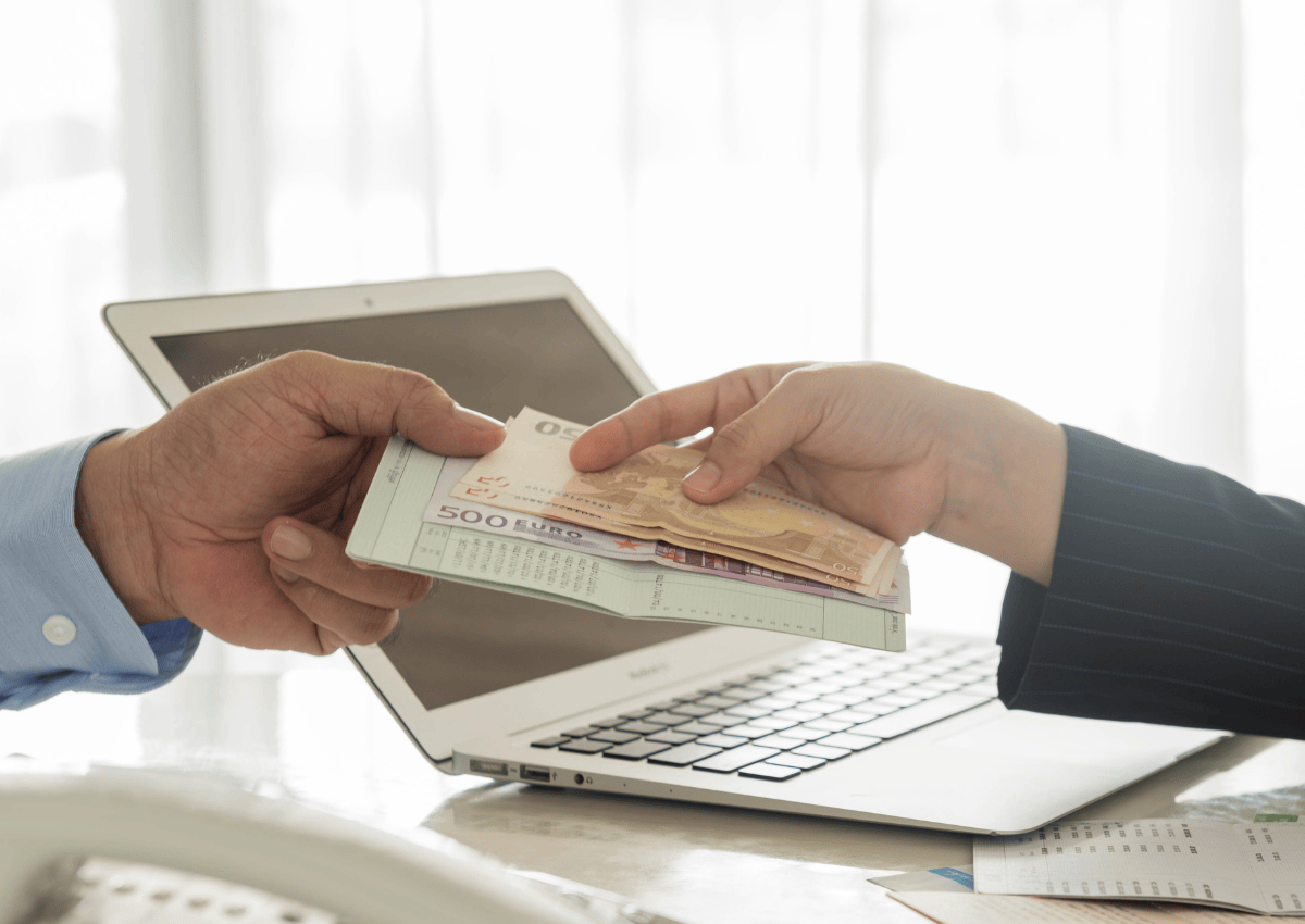 18 tuổi vay tiền được không? Quy định pháp lý và giải pháp an toàn 1 18 tuổi vay tiền được không?