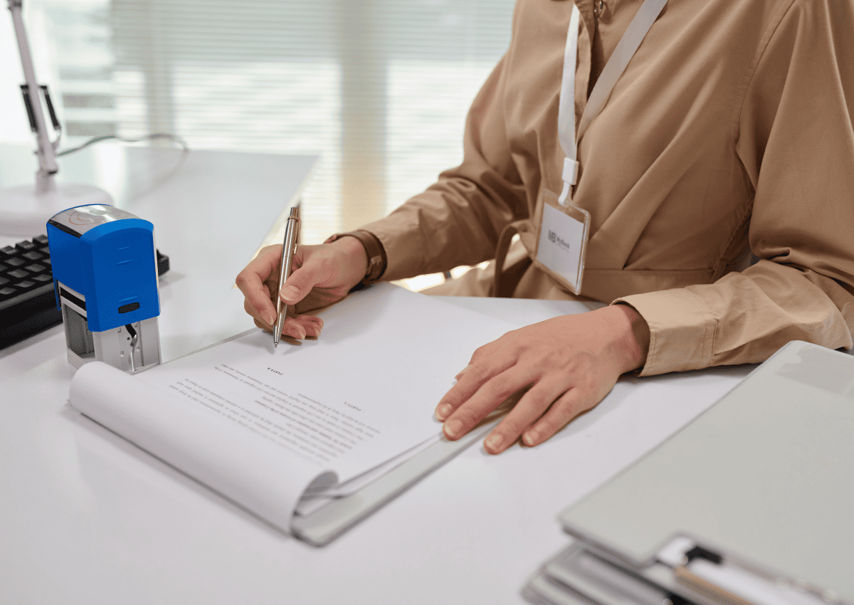 17 tuổi vay tiền ở đâu? Pháp lý, rủi ro và lựa chọn an toàn cho người dưới 18 tuổi 2 Vì sao ngân hàng gần như không duyệt cho người dưới 18 tuổi