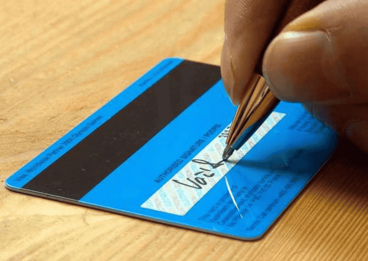 Chữ ký sau thẻ ATM có quan trọng không? Quy tắc vàng để bảo mật thẻ thanh toán 1 Chữ ký sau thẻ ATM