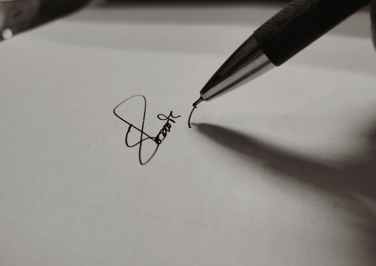 Chữ ký sau thẻ ATM có quan trọng không? Quy tắc vàng để bảo mật thẻ thanh toán 2 Ký tên đúng cách và bảo vệ chữ ký