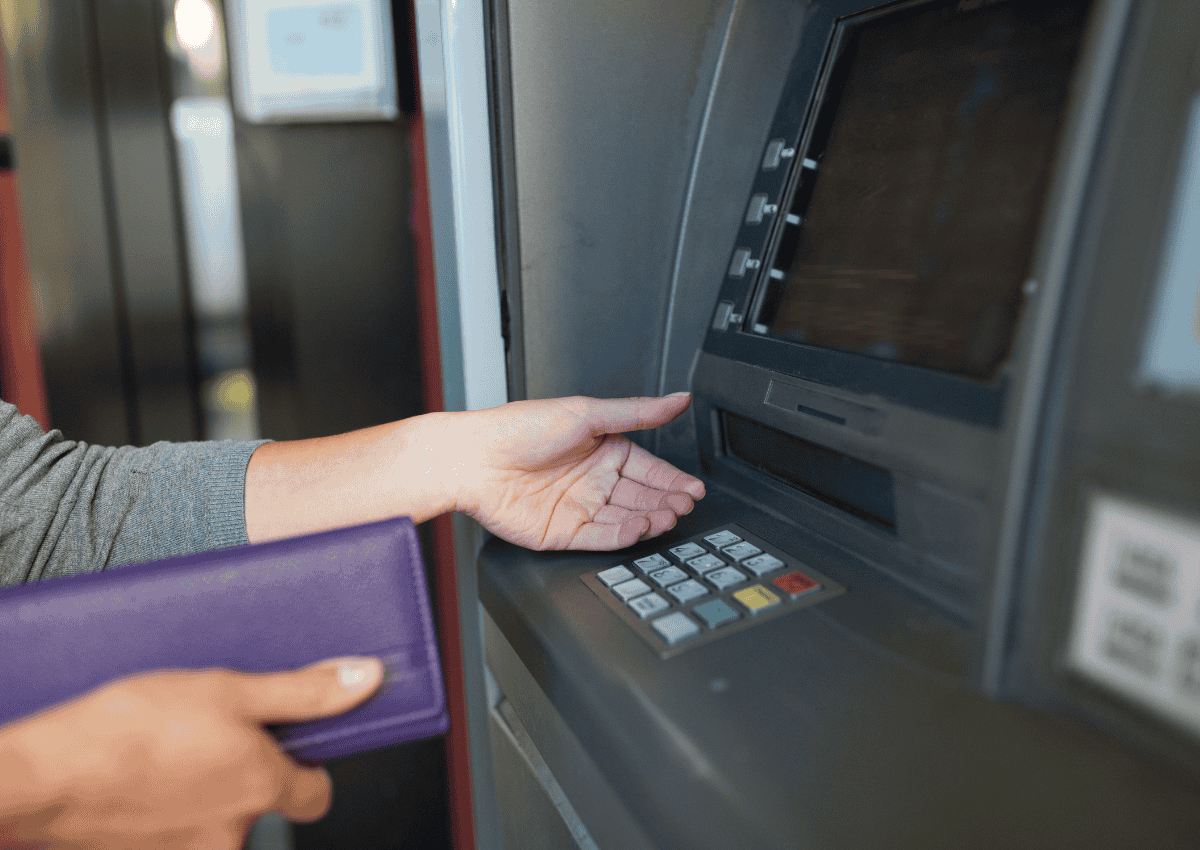 Cách rút tiền từ thẻ tín dụng Sacombank an toàn, nhanh chóng 1 Rút tiền mặt từ thẻ tín dụng