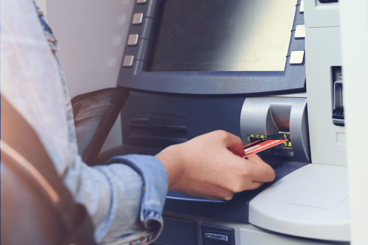 Phí rút tiền bằng thẻ visa: Hướng dẫn cách rút tiền thẻ visa debit & credit an toàn nhất 3 Hướng dẫn cách rút tiền thẻ visa tại ATM