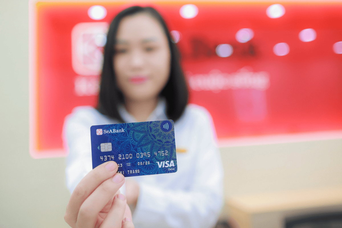 Lấy thẻ ATM dùm được không