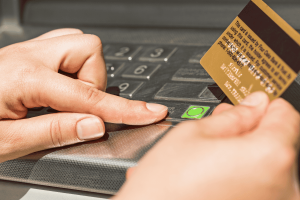 Tại sao không thể làm hộ thẻ ngân hàng