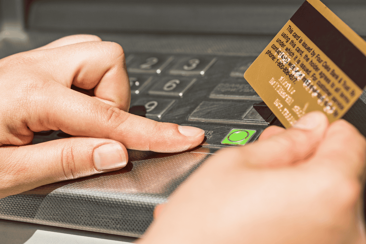 Tại sao không thể làm hộ thẻ ngân hàng